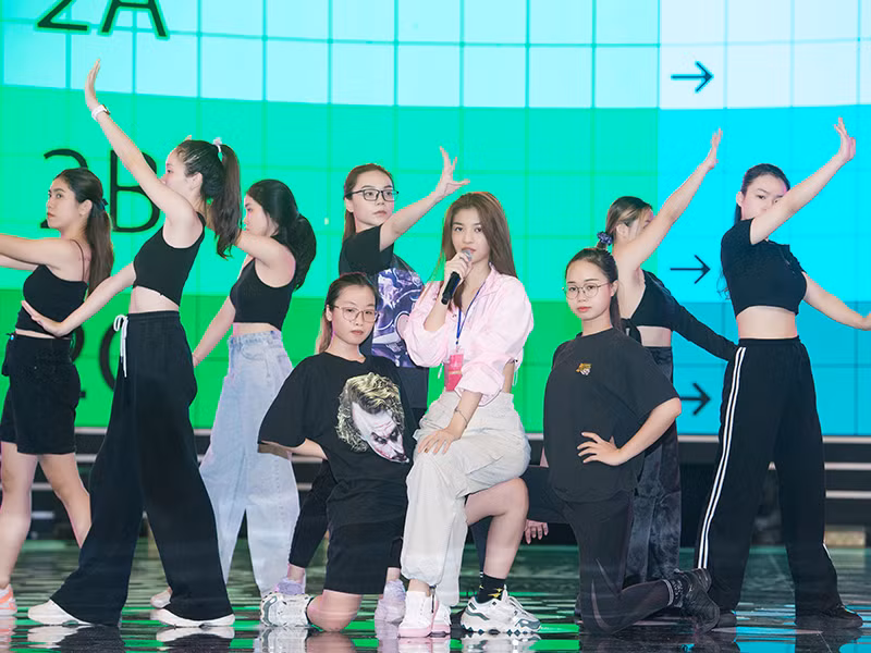 Ca khúc mở màn đêm chung kết do Á hậu Kiều Loan và PB Live Band biểu diễn.