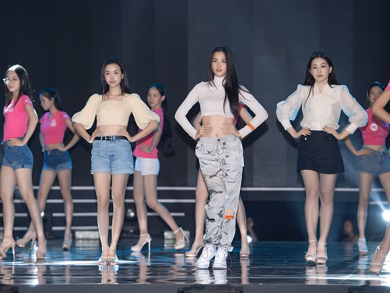 Tiểu Vy, Phương Nga và Thúy An sẽ kết hợp với Top 35 Hoa hậu Việt Nam 2020 đồng diễn nhảy chào sân.