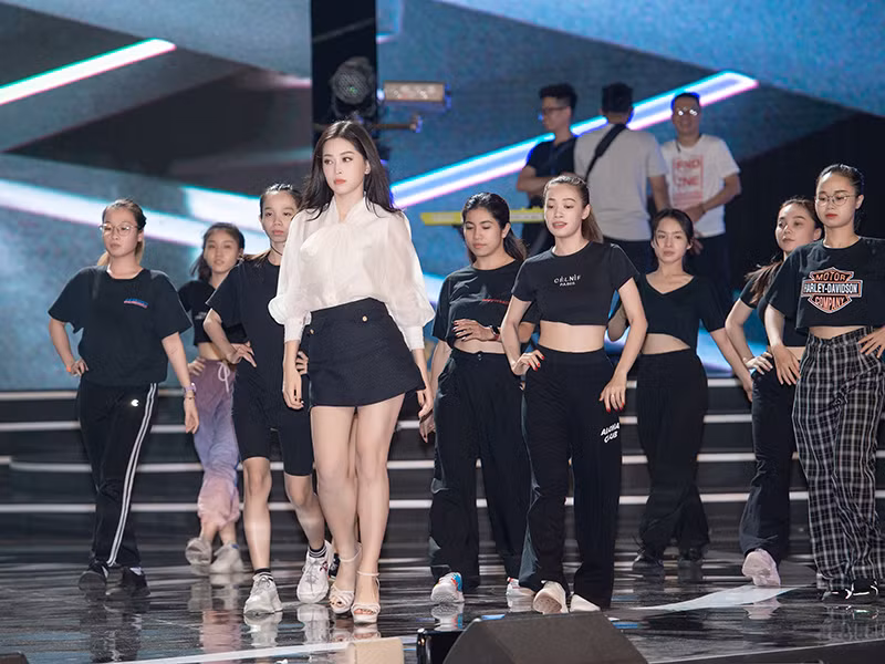 Á hậu 1 của cuộc thi Hoa hậu Việt Nam 2018 Phương Nga cũng có mặt trên sân khấu để tổng duyệt.