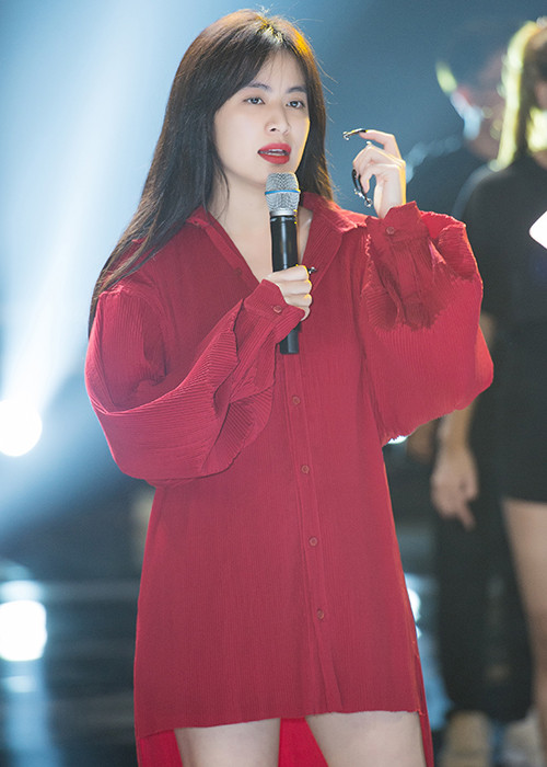 Dàn ca sĩ Dương Triệu Vũ, Minh Tuyết, Hoàng Thùy Linh cũng có mặt từ sớm, tập luyện chu đáo cho phần trình diễn.