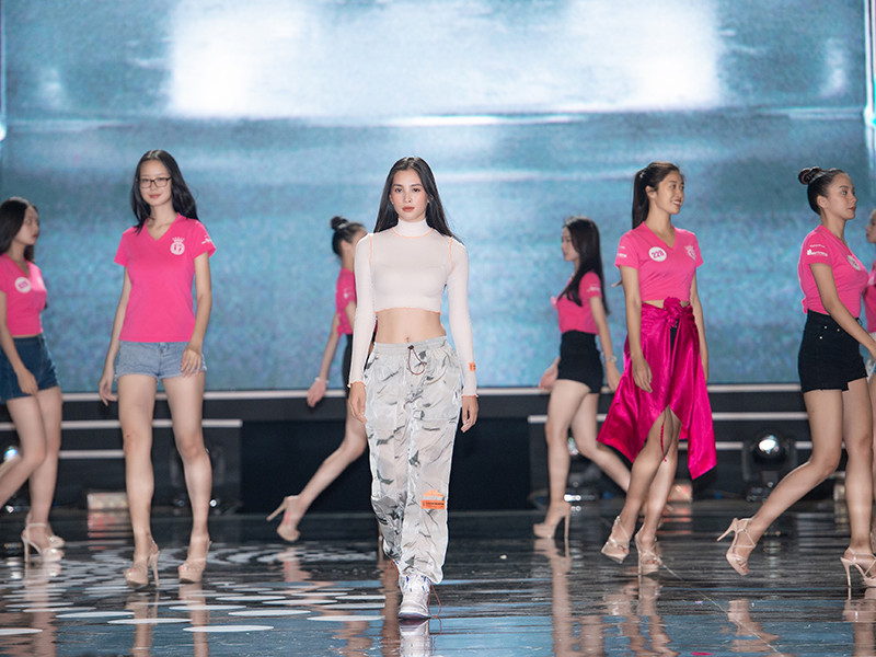 Đương kim Hoa hậu Việt Nam Tiểu Vy có mặt từ sớm để tổng duyệt cho đêm chung kết Hoa hậu Việt Nam 2020.