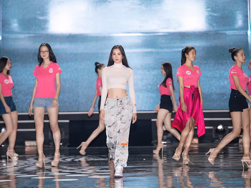 Đương kim Hoa hậu Việt Nam Tiểu Vy có mặt từ sớm để tổng duyệt cho đêm chung kết Hoa hậu Việt Nam 2020.