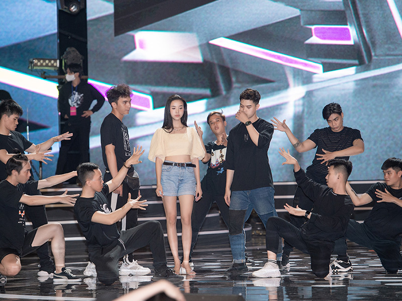 Thúy An tập luyện cho đêm chung kết trước khi kết thúc nhiệm kỳ 2 năm là á hậu 2 của cuộc thi Hoa hậu Việt Nam 2018.