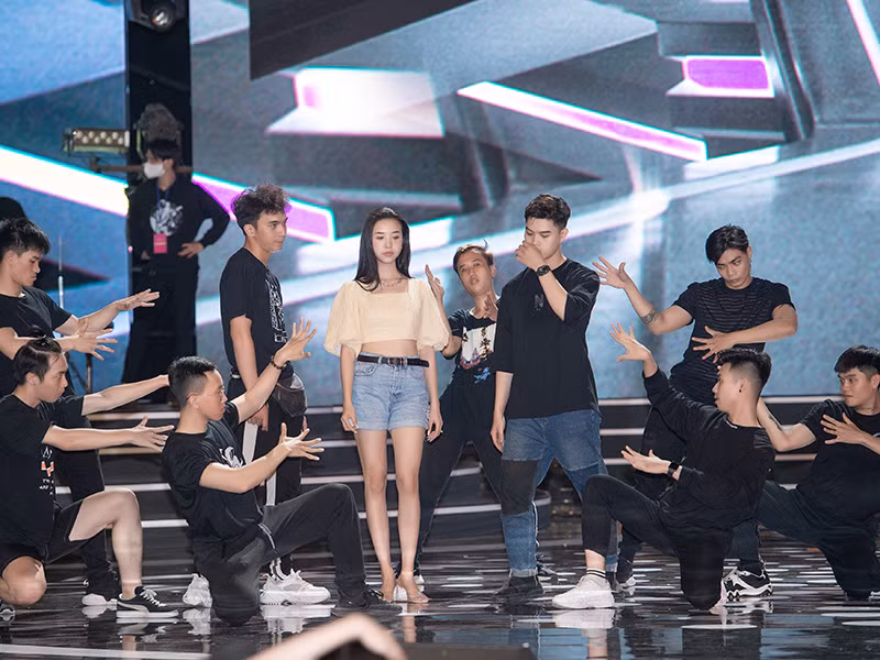 Thúy An tập luyện cho đêm chung kết trước khi kết thúc nhiệm kỳ 2 năm là á hậu 2 của cuộc thi Hoa hậu Việt Nam 2018.