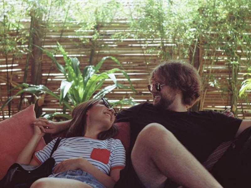 Trên trang cá nhân, Eric thường xuyên chia sẻ hình ảnh của anh do chính Anna chụp. Tay trống cũng ghi lại hình ảnh của bạn gái.