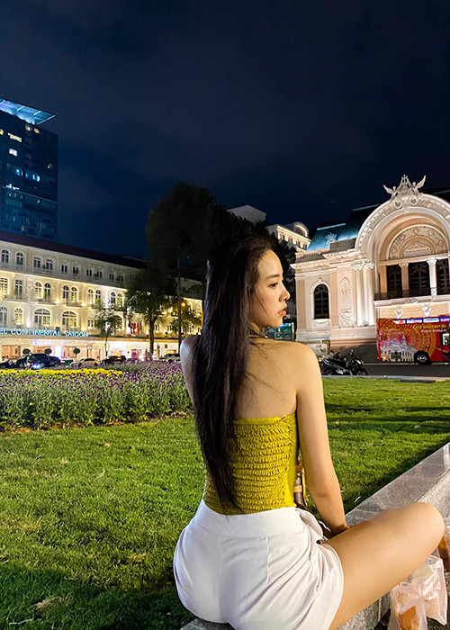 Chồng sắp cưới của Thúy An hơn cô 10 tuổi và là mối tình đầu của cô.