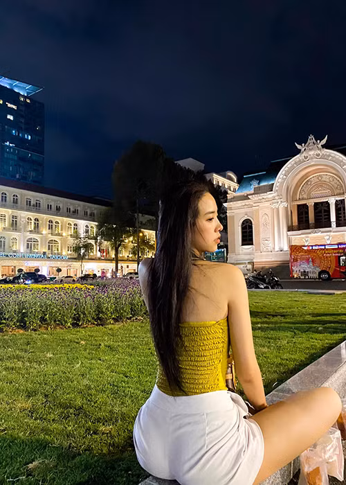 Chồng sắp cưới của Thúy An hơn cô 10 tuổi và là mối tình đầu của cô.