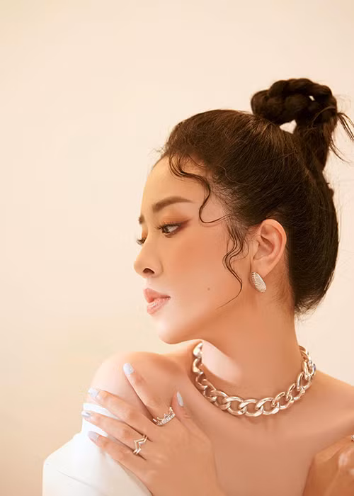 Chân dài đến từ Kiên Giang chỉ muốn chia sẻ chuyện hẹn hò khi tình cảm chín muồi.