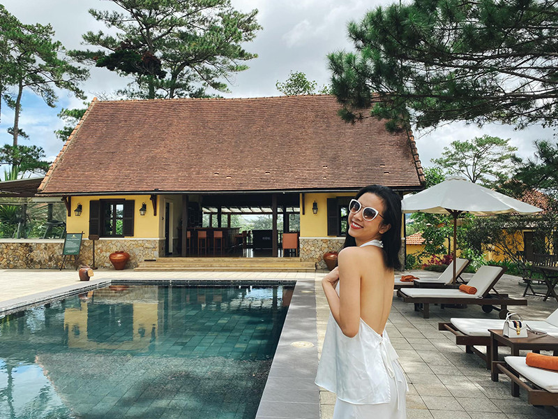 Thúy An khoe lưng trần quyến rũ trong một chuyến du lịch.