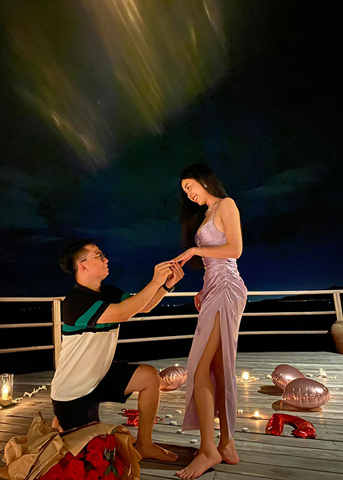 Mới đây, Á hậu Thúy An được bạn trai tiến sĩ cầu hôn. Chân dài dự định sẽ lên xe hoa vào đầu năm 2021.