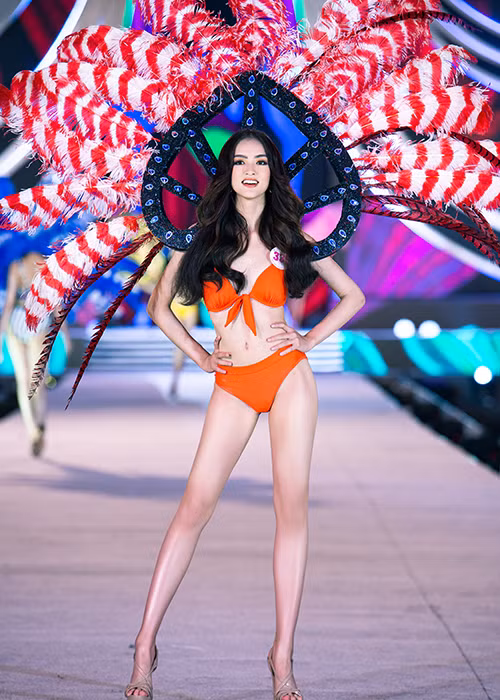 Top 35 khoe những bước catwalk đầy tự tin, khỏe khoắn trên sàn runway.