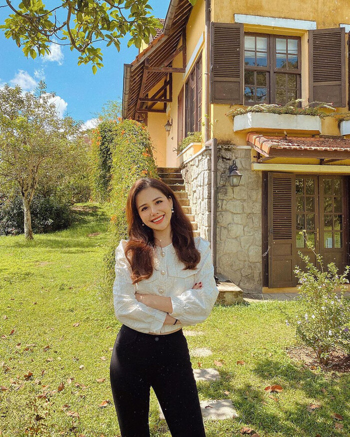 Bên cạnh đó, nữ diễn viên sinh năm 1990 cũng tiết lộ bản thân không còn tham gia nghệ thuật và chỉ mong muốn một cuộc sống bình yên. 10X cho hay: "Hiện giờ, em không còn tham gia nghệ thuật, cũng không có nhu cầu nổi tiếng, em chỉ mong muốn có một cuộc sống yên bình thôi. Em rất cảm ơn mọi người đã quan tâm em và em rất hy vọng mọi người tôn trọng mong muốn nhỏ nhoi này của em".