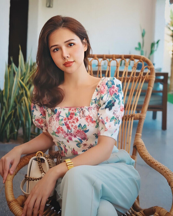 Theo đó, diễn viên Phanh Lee khẳng định bản thân không hào hứng với sự nổi tiếng nên chưa bao giờ muốn tạo scandal để gây chú ý, đặc biệt là sau khi kết hôn. Phanh Lee thẳng thắn: "Em chưa bao giờ chính thức chia sẻ điều gì về cuộc sống riêng của mình với mạng xã hội hay với truyền thông, về tên tuổi, nghề nghiệp hay hình ảnh của chồng mình. Vì em thấy mình em để người ta bàn tán là đủ rồi, em không muốn những người mà em yêu thương cũng bị những người lạ mang ra để bàn tán nhận xét. Em im lặng vì không muốn nói qua lại gây ra sự phiền toái. Em cũng chưa bao giờ khoe khoang bất cứ điều gì trên mạng xã hội, em chỉ muốn chia sẻ những bức ảnh đẹp, những câu chuyện về cuộc sống bình thường của mình trên mạng xã hội như bao người khác".