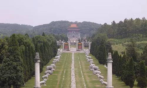 Hai khu lang mo the hien vuong quyen nha Thanh