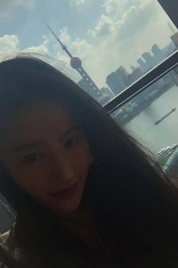 Một số bức ảnh gần đây mà "nàng Tiểu Long Nữ" đăng tải lên trang cá nhân.