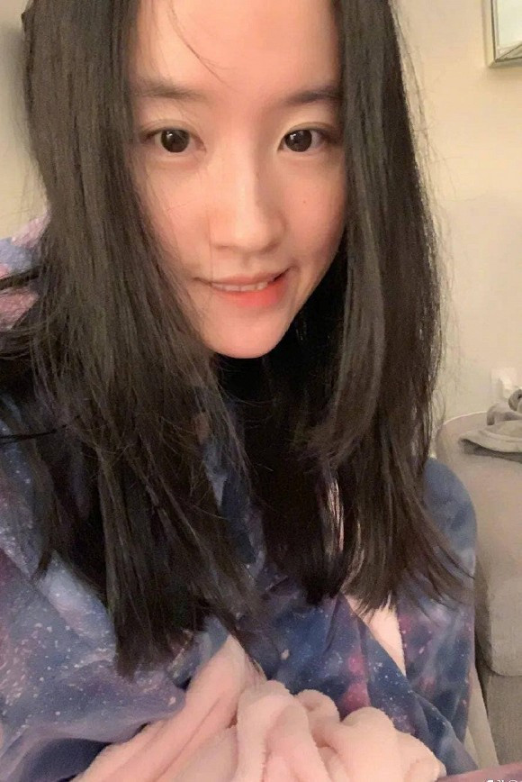 Trước đó, Lưu Diệc Phi không ít lần bị chê bai về mặt diện mạo và vóc dáng. Đáp trả lại những lời chê bai này, nữ diễn viên "Thần điêu đại hiệp" thường đăng tải lên mạng những bức ảnh mặt mộc hoàn toàn khoe trọn nhan sắc tự nhiên của mình.