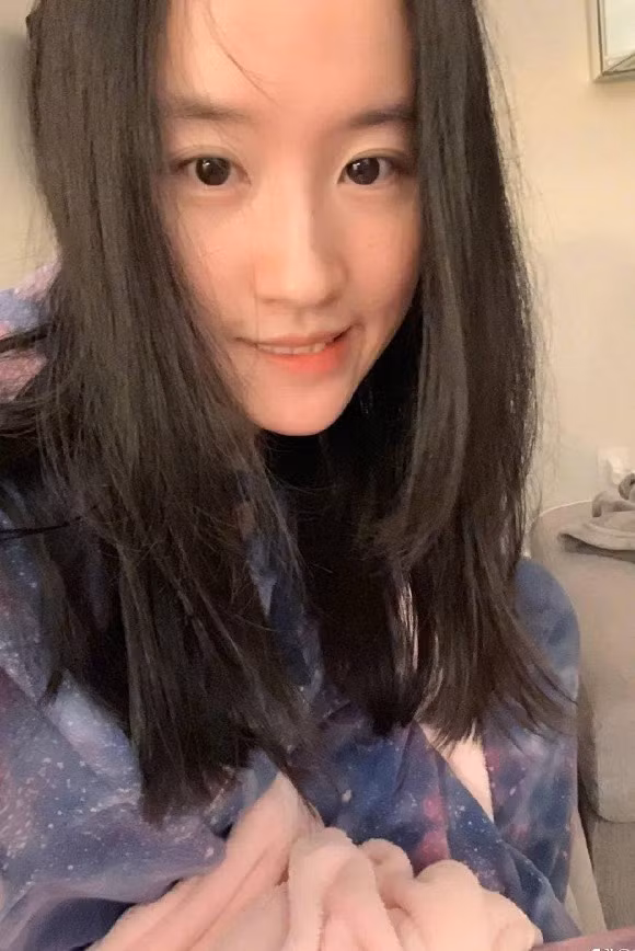 Trước đó, Lưu Diệc Phi không ít lần bị chê bai về mặt diện mạo và vóc dáng. Đáp trả lại những lời chê bai này, nữ diễn viên "Thần điêu đại hiệp" thường đăng tải lên mạng những bức ảnh mặt mộc hoàn toàn khoe trọn nhan sắc tự nhiên của mình.