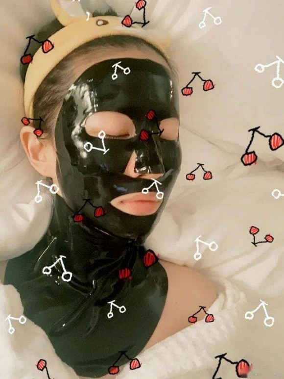 Bên cạnh đó, cô cũng cho thấy bản thân rất chăm chỉ trong việc giữ gìn vóc dáng. Ngoài việc đắp mặt nạ dưỡng da, Lưu Diệc Phi còn tập luyện tích cực và có chế độ ăn uống khoa học giúp cơ thể khỏe đẹp từ bên trong.