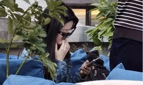 Team qua đường 'lột trần' nhan sắc thật của Lưu Diệc Phi Team qua duong 'lot tran' nhan sac that cua Luu Diec Phi