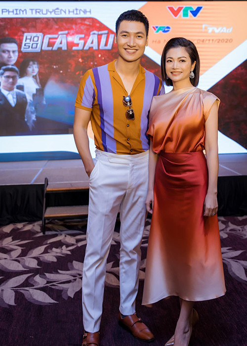 Tham gia phim "Hồ sơ cá sấu", Kiều Anh lần đầu hợp tác với Mạnh Trường. Cả hai đóng vợ chồng, có nhiều cảnh nóng.