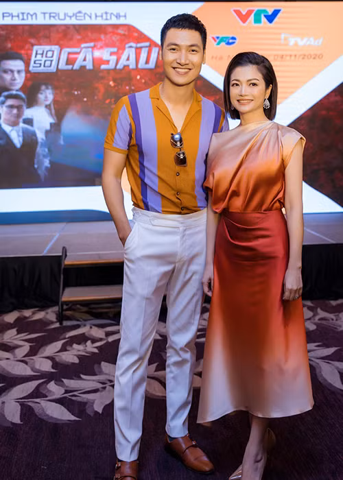 Tham gia phim "Hồ sơ cá sấu", Kiều Anh lần đầu hợp tác với Mạnh Trường. Cả hai đóng vợ chồng, có nhiều cảnh nóng.