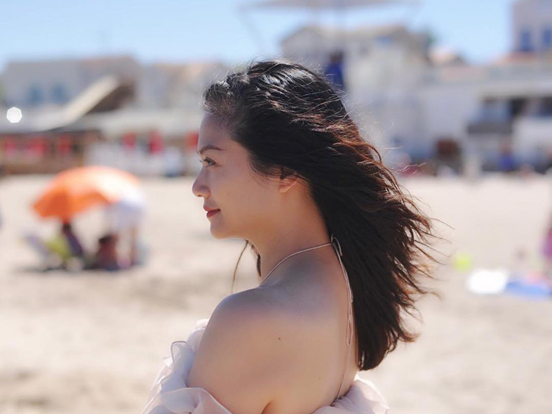 Nữ diễn viên khoe vai trần quyến rũ trong một chuyến đi biển.