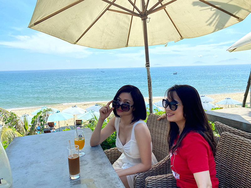 Kiều Anh trẻ trung, gợi cảm bên Thu Nga. Cả hai từng đóng phim "Phía trước là bầu trời".