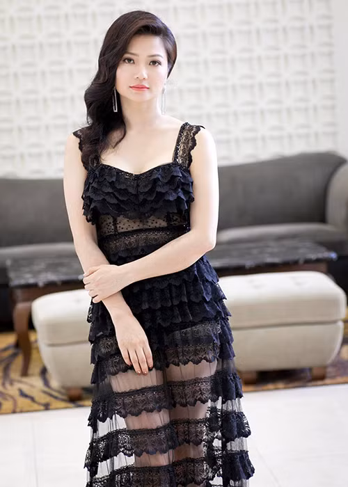 Trong "Hồ sơ cá sấu", Kiều Anh vào vai người phụ nữ ăn mặc quyến rũ. Ngoài đời, nữ diễn viên cũng chuộng phong cách gợi cảm.