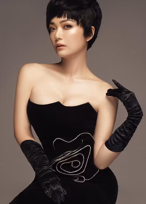 Cô không ngại làm mới bản thân bằng các kiểu tóc, trang phục, trang điểm.