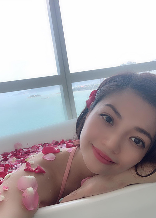 Kiều Anh từng vướng nghi vấn phẫu thuật thẩm mỹ. Tuy nhiên, nữ diễn viên phủ nhận. "Tôi vẫn thích nét đẹp tự nhiên hơn, dù nó không hoàn hảo", Kiều Anh chia sẻ.