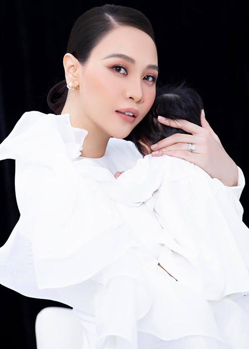 Đón tuổi mới, Đàm Thu Trang khoe ảnh chụp bên con gái. Cô còn tự chúc mừng sinh nhật bản thân.