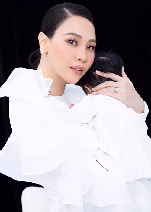 Đón tuổi mới, Đàm Thu Trang khoe ảnh chụp bên con gái. Cô còn tự chúc mừng sinh nhật bản thân.