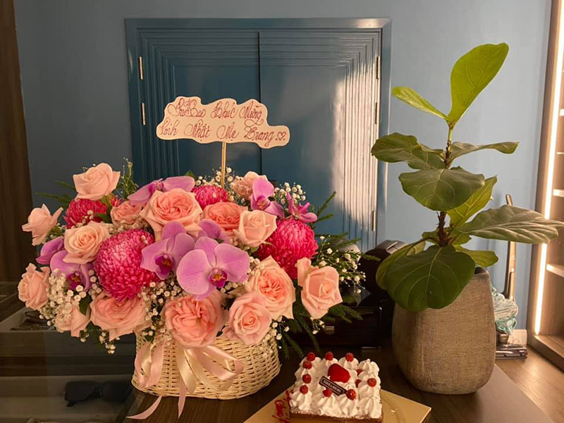 Đàm Thu Trang tiết lộ con trai riêng của chồng tặng hoa nhân dịp sinh nhật.