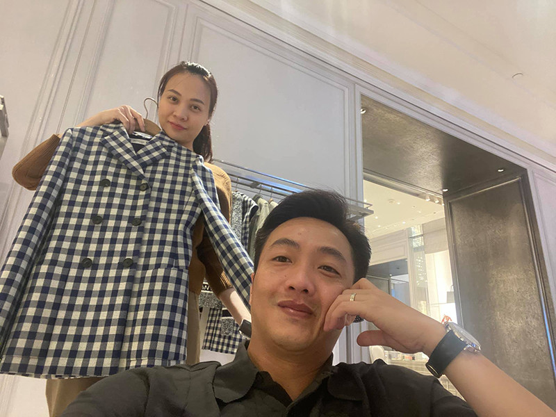 Trước đó, nữ ca sĩ đến từ Lạng Sơn được chồng đưa đi mua sắm nhân dịp sinh nhật.