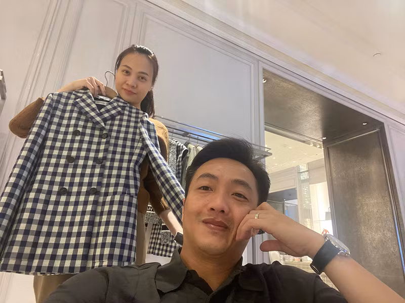 Trước đó, nữ ca sĩ đến từ Lạng Sơn được chồng đưa đi mua sắm nhân dịp sinh nhật.