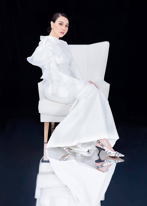 "Happy birthday to me... Sinh nhật đầu tiên của mẹ có con... món quà lớn nhất của cuộc đời mẹ...", nữ ca sĩ tâm sự.