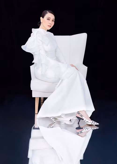 "Happy birthday to me... Sinh nhật đầu tiên của mẹ có con... món quà lớn nhất của cuộc đời mẹ...", nữ ca sĩ tâm sự.