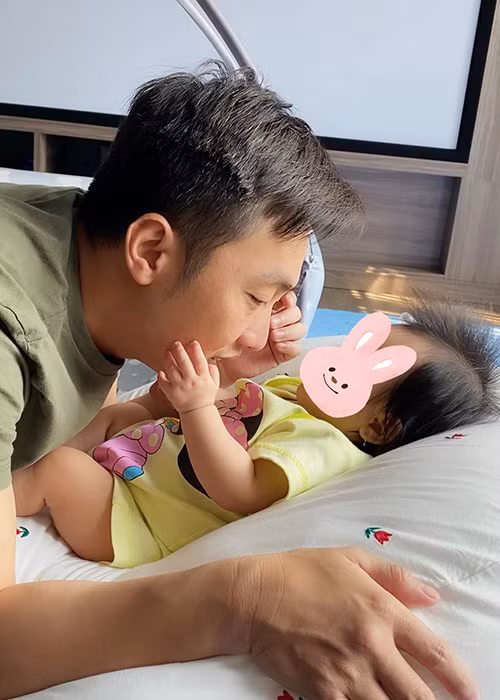 Trên trang cá nhân, nữ ca sĩ đăng tải khá nhiều khoảnh khắc chồng chăm sóc con gái.