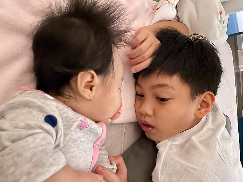 Đàm Thu Trang còn chia sẻ một số hình ảnh bé Subeo cưng nựng bé Suchin. Đến nay, sau 1 năm cưới, Đàm Thu Trang và Cường Đô la có tổ ấm viên mãn bao người phải ghen tỵ.