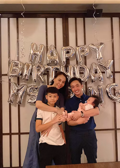 Trong bức ảnh được Cường Đô la chia sẻ, Đàm Thu Trang ôm bé Subeo, Cường Đô la bồng bé Suchin.