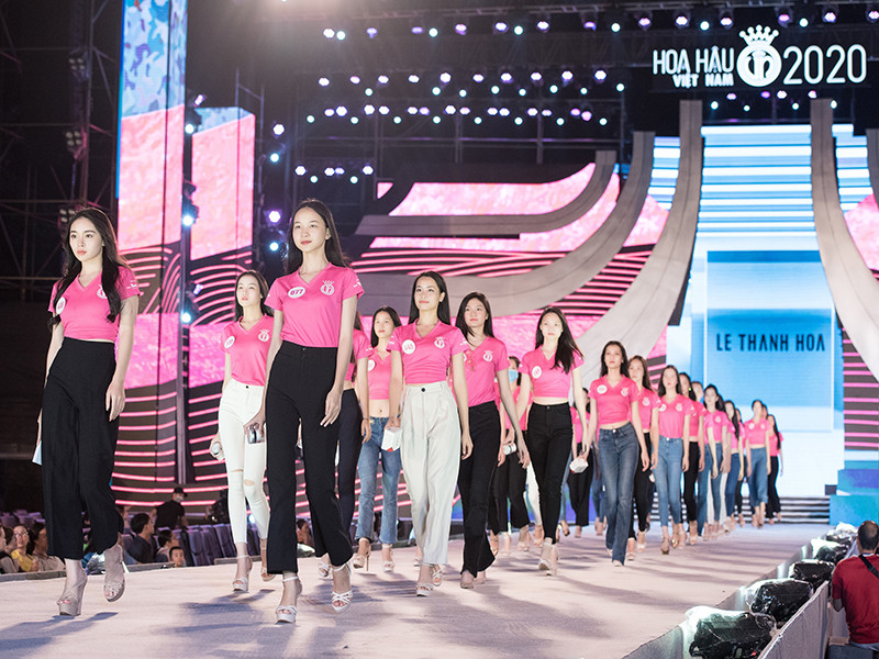 Đêm thi Người đẹp thời trang – Hoa hậu Việt Nam 2020 còn có sự tham gia của các sĩ khách mời: Quang Dũng, Lệ Quyên, Hồ Quang Hiếu, MLee.