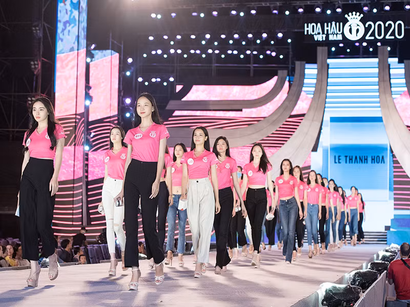 Đêm thi Người đẹp thời trang – Hoa hậu Việt Nam 2020 còn có sự tham gia của các sĩ khách mời: Quang Dũng, Lệ Quyên, Hồ Quang Hiếu, MLee.