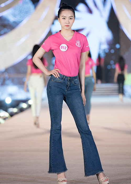 Thí sinh Kim Trà My tập trung cao độ khi tham gia tổng duyệt.