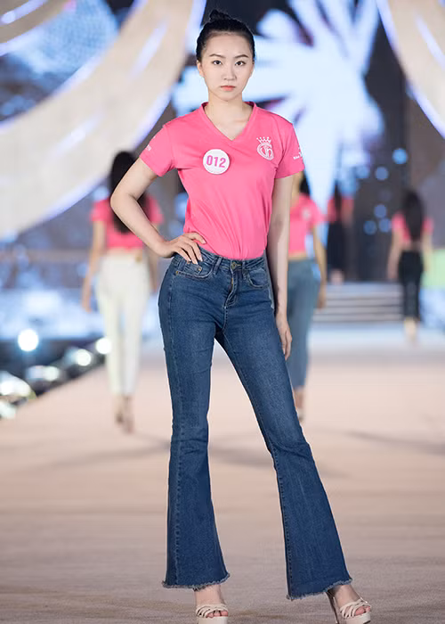 Thí sinh Kim Trà My tập trung cao độ khi tham gia tổng duyệt.