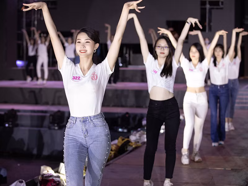 Đêm thi Người đẹp thời trang – Hoa hậu Việt Nam 2020 được truyền hình trực tiếp trên VTV9 và livestream trên Fanpage Hoa hậu Việt Nam.