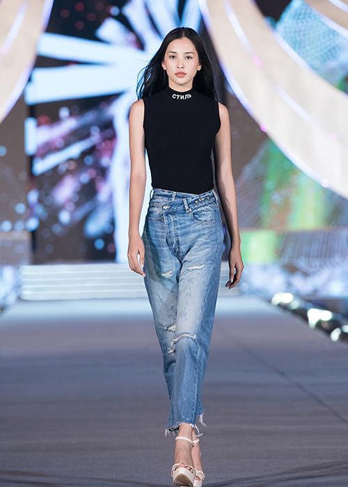 Hoa hậu Tiểu Vy khoe gương mặt không son phấn khi tham gia tổng duyệt.