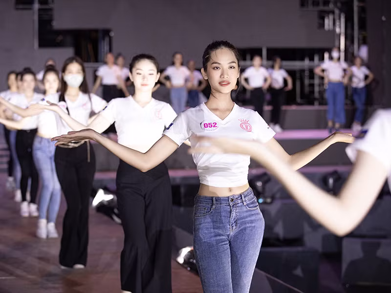 Tổng đạo diễn còn sử dụng nhiều đạo cụ, nguyên vật liệu độc đáo thiết kế sân khấu, tạo ra không gian chứa đựng hơi thở nơi phố biển.