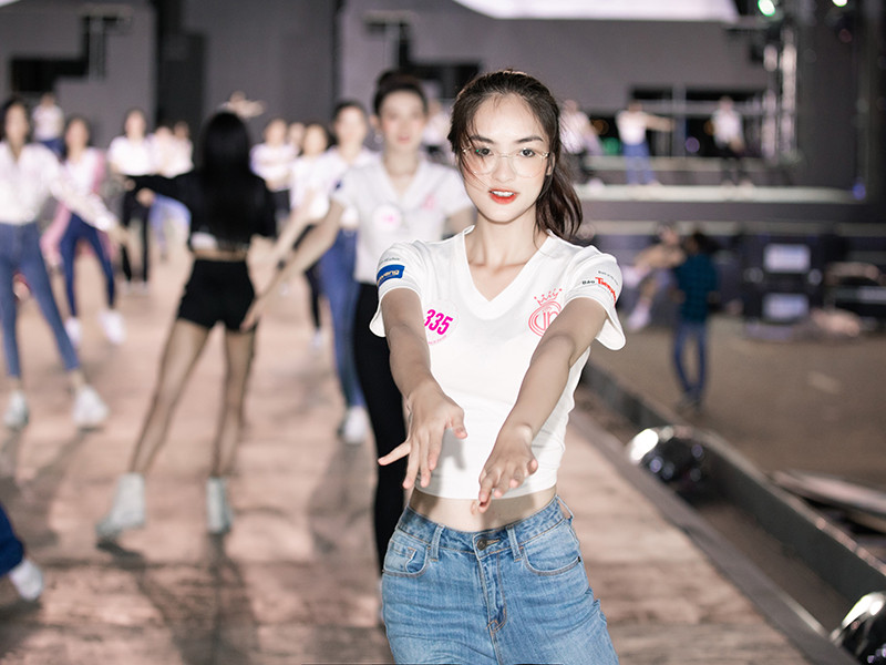 Trên sàn runway trải dài 40m, nhiều người đẹp lựa chọn trang phục quần jean ôm sát khoe dáng phối cùng áo đồng phục.