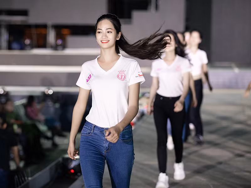 Người đẹp Thu Phương khoe vẻ rạng rỡ.