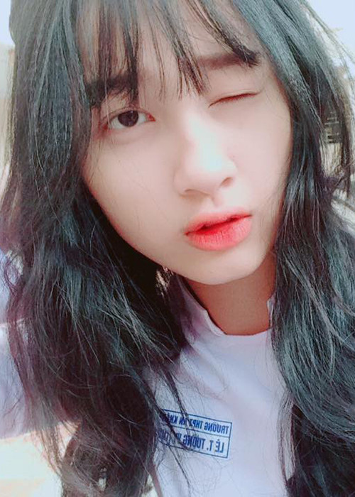 Cô từng giành được hạng nhì tại cuộc thi bắn súng AK thành phố Cần Thơ.